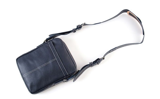 牛革　ショルダーバック縦型　紺