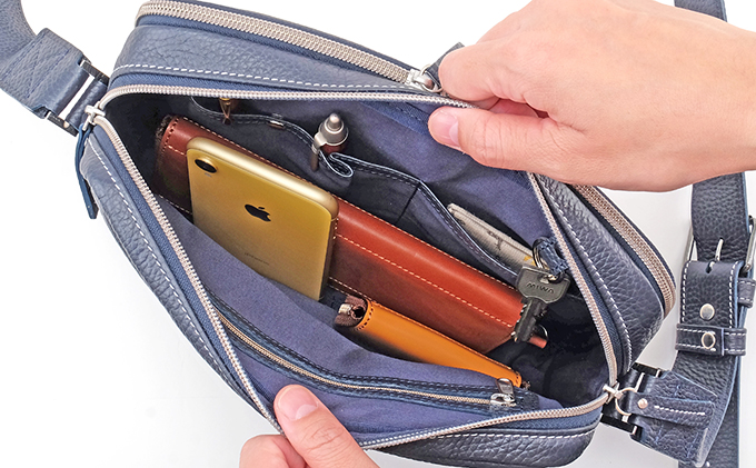 牛革　ショルダーバック横型　紺