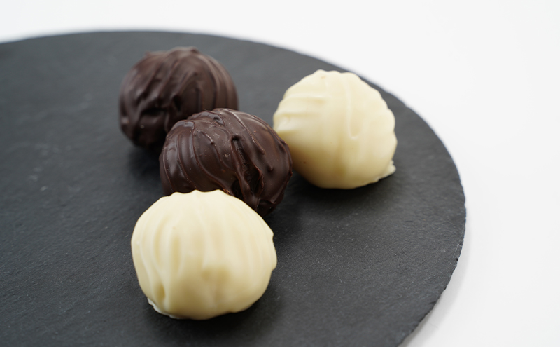 十勝カルメル会シスターが真心こめて作った トリュフチョコレート（白2個・黒3個）【 ギフト プチギフト　お菓子 お礼 お返し 北海道 十勝 幕別 カルメル イエズス キリスト チョコ チョコレート トリュフ 】