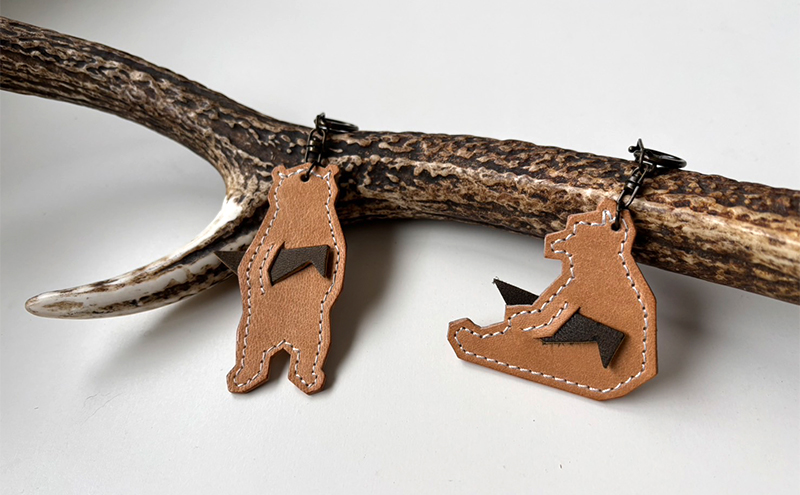 シカクマキーホルダー ブラウン (座りポーズ)［amina+］【 本革 革小物 レザー ハンドメイド シンプル エゾシカ革 手作り キーホルダー クマ シカ 北海道 十勝 幕別 】