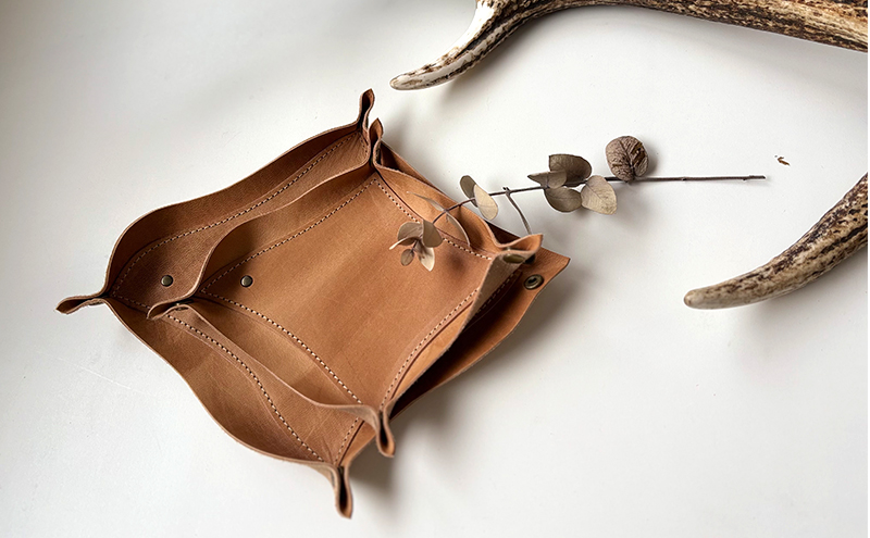 千鳥がモチーフの持ち運びできるtoriトレイ ブラウン(大)［amina+］【 本革 革小物 レザー ハンドメイド 小物入れ アクセサリートレイ シンプル エゾシカ革 手作り トレイ 置き皿 北海道 十勝 幕別 】