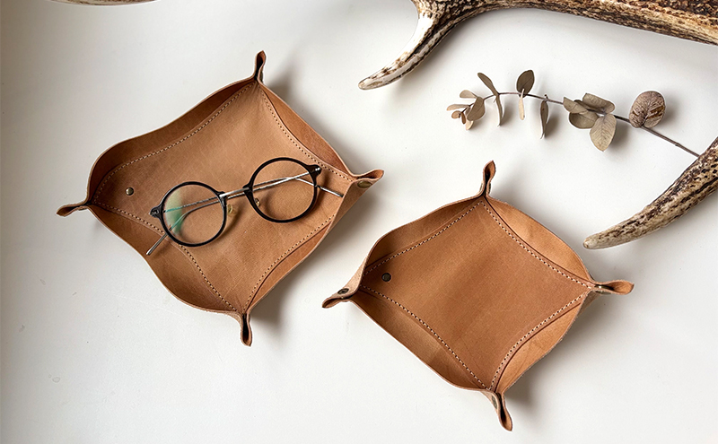 千鳥がモチーフの持ち運びできるtoriトレイ ブラウン(大)［amina+］【 本革 革小物 レザー ハンドメイド 小物入れ アクセサリートレイ シンプル エゾシカ革 手作り トレイ 置き皿 北海道 十勝 幕別 】