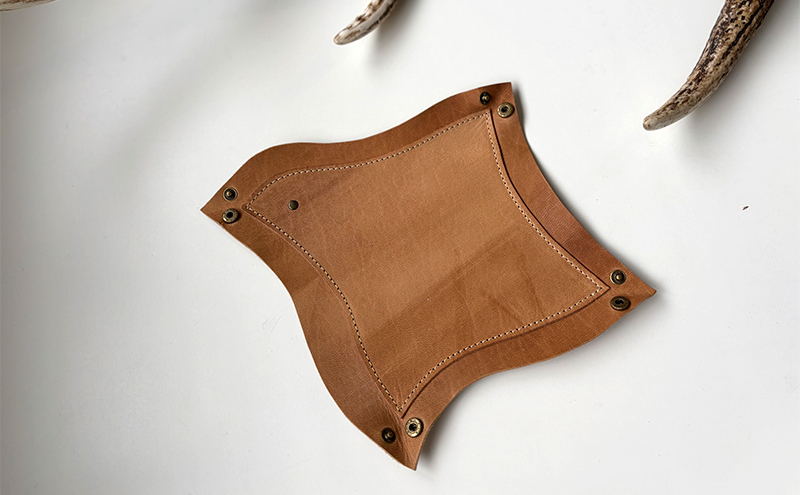千鳥がモチーフの持ち運びできるtoriトレイ ブラウン(大)［amina+］【 本革 革小物 レザー ハンドメイド 小物入れ アクセサリートレイ シンプル エゾシカ革 手作り トレイ 置き皿 北海道 十勝 幕別 】