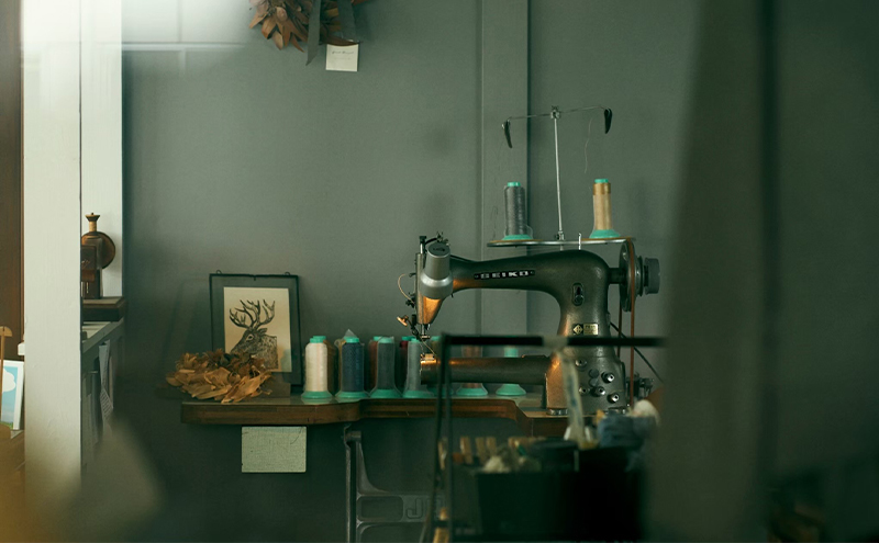 千鳥がモチーフの持ち運びできるtoriトレイ ブラウン(大)［amina+］【 本革 革小物 レザー ハンドメイド 小物入れ アクセサリートレイ シンプル エゾシカ革 手作り トレイ 置き皿 北海道 十勝 幕別 】