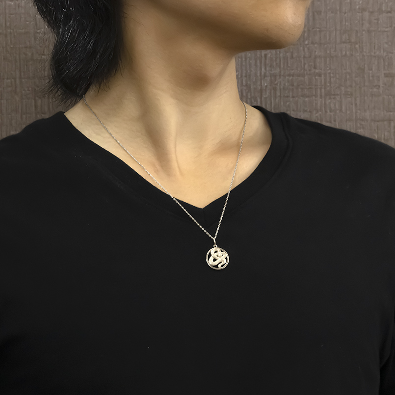 蛇デザイン タヒチ真珠ネックレス トップ Hizm/渦巻く蛇ペンダントトップM 【宵闇色】/純チタン製/チェーン付属