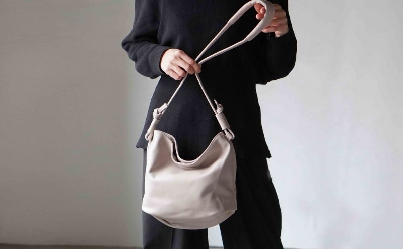 シルキータッチしっとりレザー 軽く柔らかい袋ショルダーバッグ・ＬＵＡ(ＬＡ００2)＃ペールトープ バッグ ショルダーバッグ レザー 革製品 牛革 日本製 軽量 墨田区 東京