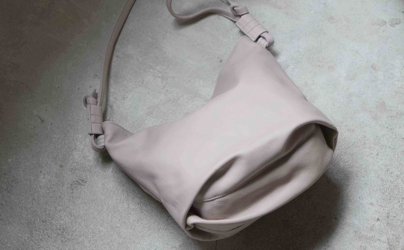 シルキータッチしっとりレザー 軽く柔らかい袋ショルダーバッグ・ＬＵＡ(ＬＡ００2)＃ペールトープ バッグ ショルダーバッグ レザー 革製品 牛革 日本製 軽量 墨田区 東京