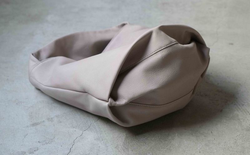 シルキータッチしっとりレザー 軽く柔らかい袋タイプ・ＬＵＡ(ＬＡ００３)＃ペールトープ バッグ ショルダーバッグ レザー 革製品 牛革 日本製  軽量 墨田区 東京