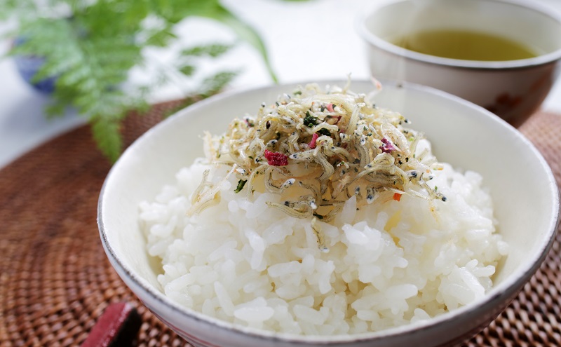 ちりめんの旨みをずっと感じられるふりかけ ちり旨ふりかけ 梅小町 3個セット【ちりめん ちりめんじゃこ　あみえび アミエビ 牛窓ちりめん 梅 ふりかけ カリカリ おにぎり 混ぜご飯 ご飯のお供 岡山 瀬戸内市 牛窓 服部水産 】