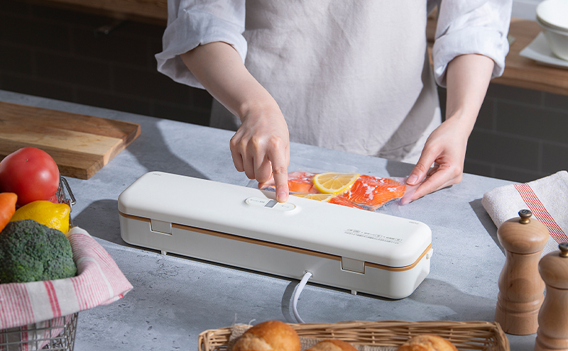 真空保存フードシーラースリム VPF-S50 ホワイト キッチン用品 調理家電 アイリスオーヤマ 真空パック機 真空パック器 フードシーラー 真空シーラー 家庭用 真空 備蓄 米 保存 脱気 包装 梱包 酸化防止