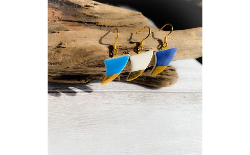 【ふるさと納税】茅ヶ崎市 湘南 陶磁器 ピアス 上品 かわいい レディース ギフト プレゼント 誕生日 母の日 お祝い サマーギフト ゴールド 金 アート アクセサリー Artopus.SHONAN イヤリング フィン ブルー