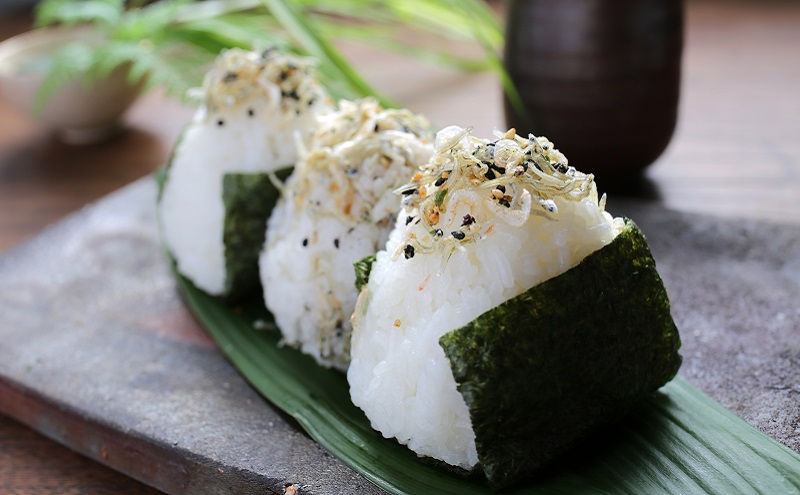 ちりめんの旨みをずっと感じられるふりかけ ちり旨ふりかけ 味比べセット/ 梅小町 味ゴマひじき【ちりめん ちりめんじゃこ あみえび アミエビ 梅 ごま 各2個づつ ふりかけ カリカリ おにぎり 混ぜご飯 ご飯のお供 岡山 瀬戸内市 牛窓 服部水産 】