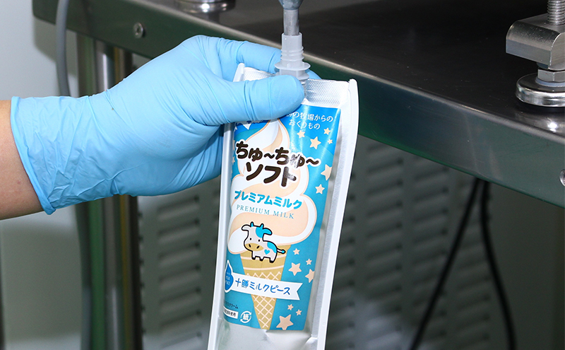 【十勝産生乳100％】 飲むソフトクリーム 100ml×6個 ちゅ～ちゅ～ソフト（ミルク3/いちご3）【 バター 仕込み ジェラート アイス ミルク いちご アイスクリーム ソフトクリーム デザート スイーツ ミルク 詰め合わせ 北海道 十勝 幕別 】