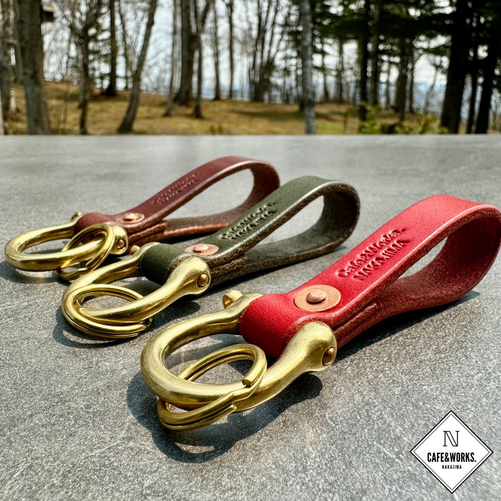 11-184 【年内配送12月15日入金まで】レザークラフト：真鍮シャックル本革レザーキーホルダー小（モスグリーン） within2025