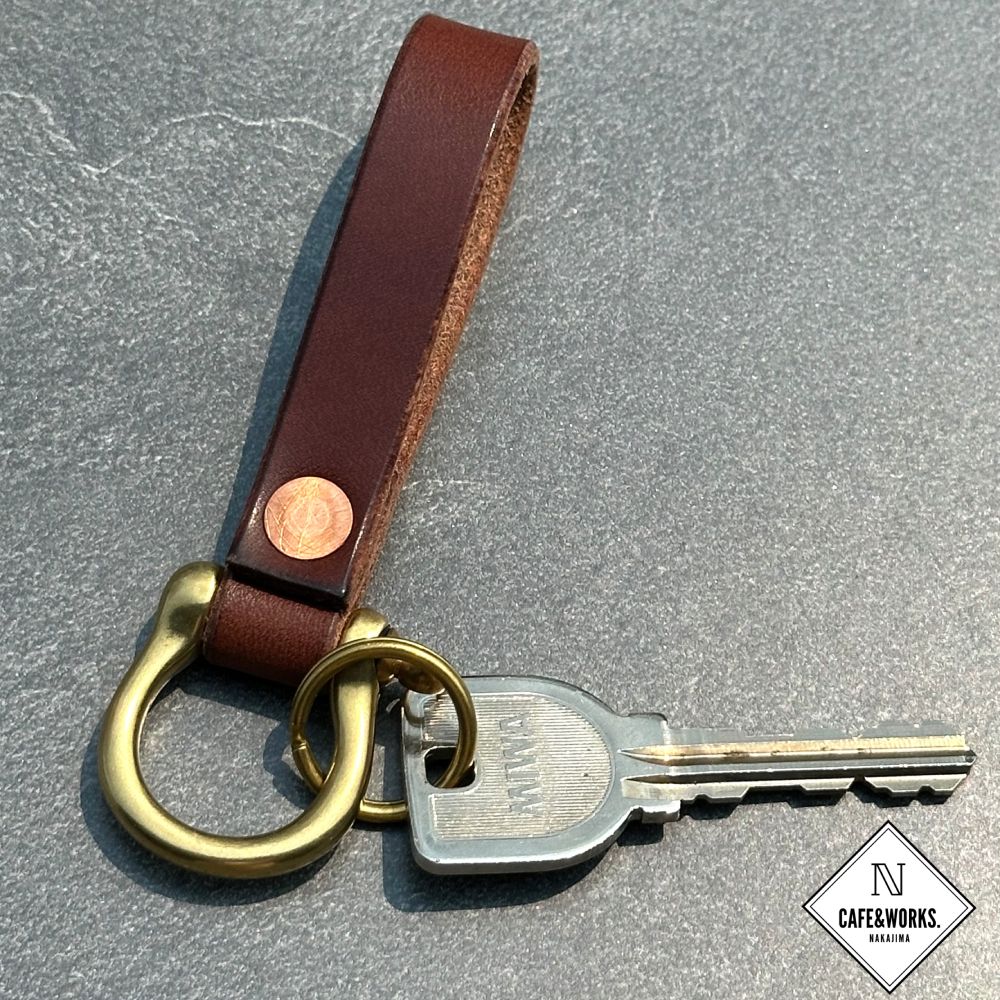 11-185 【年内配送12月15日入金まで】レザークラフト：真鍮シャックル本革レザーキーホルダー小（ブラウン） within2025
