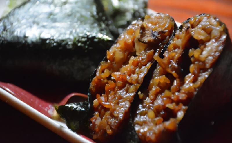 うなぎの蒲焼入り おむすび 「うなむす」4個セット 【配送不可：離島】 鰻 餅米 もち米 うなぎの蒲焼き 本格炭火焼 おこわ 手作り 