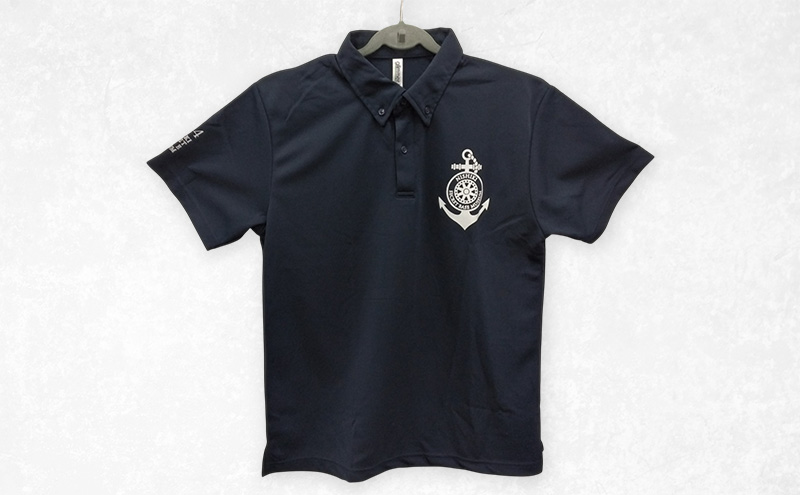 『ひみつ基地ミュージアム』オリジナルポロシャツ（ネイビー）と人吉海軍キーマカレー（1食）