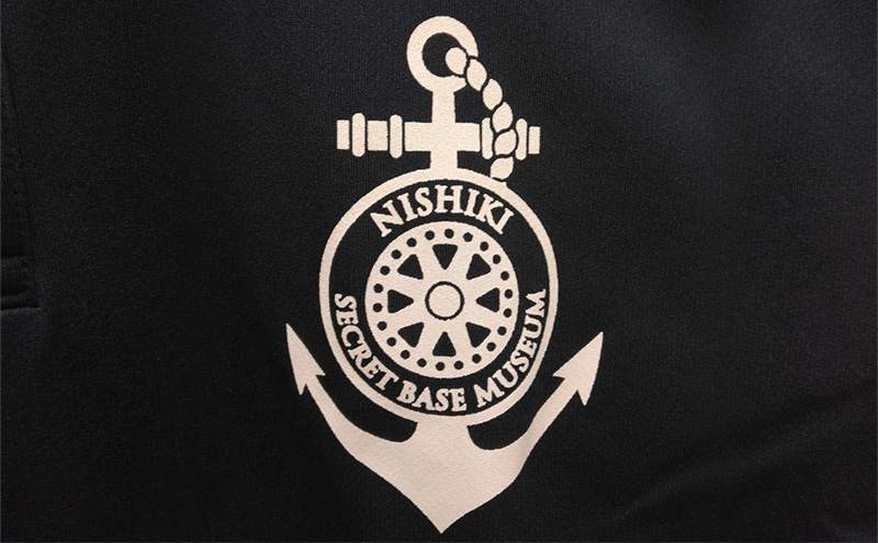 『ひみつ基地ミュージアム』オリジナル焼酎とポロシャツ（ネイビー）