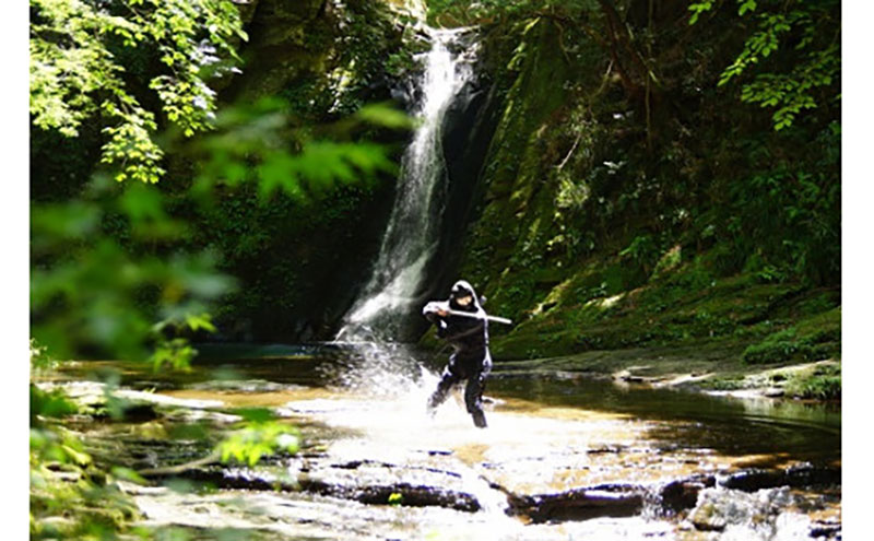 【一風変わったアクティビティ！】赤目四十八滝　忍者修行体験+赤目渓谷入山ペアチケット（2枚4名様）　三重県名張市