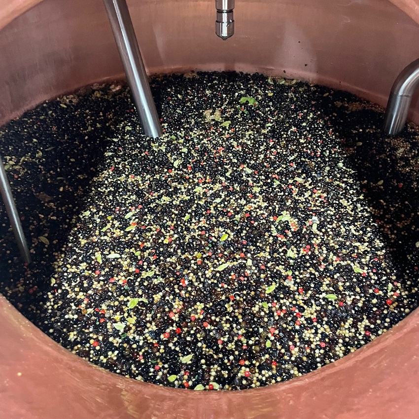 クラフトジン 明時（AKATOKI） TANZANITE（タンザナイト）500ml×1本 【 酒 お酒 ジン 地酒 蒸留酒 スピリッツ アルコール 醸造アルコール 常温 北海道 幕別町 十勝平野蒸溜所 】