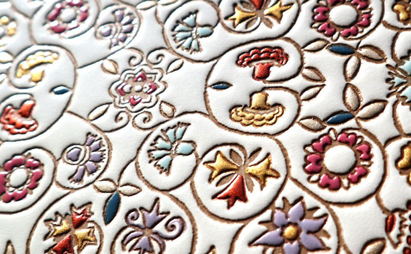 【文庫屋大関】マカロンポーチ 金唐小花【皮革工芸品】 ポーチ ミニポーチ 小物入れ アクセサリー入れ イヤホン入れ 収納 保管ケース 手のひらサイズ  本革 革 皮革 工芸品 工芸 雑貨 ギフト プレゼント 日本製 東京