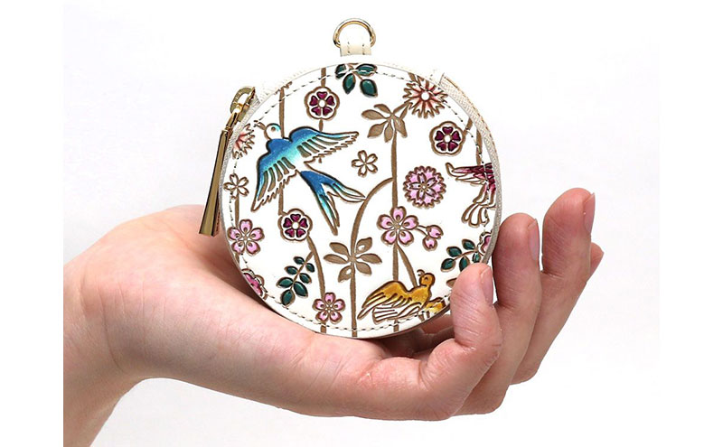 【文庫屋大関】マカロンポーチ 枝垂れ花鳥【皮革工芸品】 ポーチ ミニポーチ 小物入れ アクセサリー入れ イヤホン入れ 収納 保管ケース 手のひらサイズ  本革 革 皮革 工芸品 工芸 雑貨 ギフト プレゼント 日本製 東京