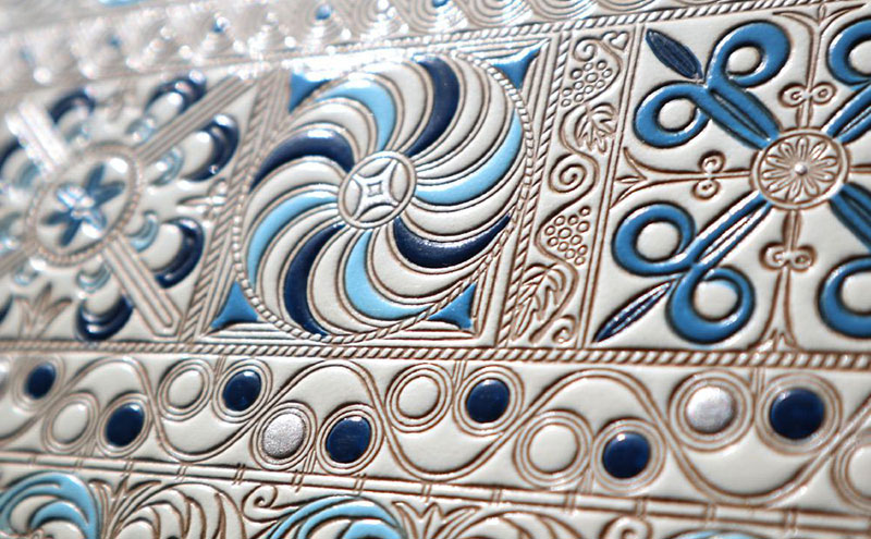 【文庫屋大関】マカロンポーチ 錦紗＜青＞【皮革工芸品】 ポーチ ミニポーチ 小物入れ アクセサリー入れ イヤホン入れ 収納 保管ケース 手のひらサイズ  本革 革 皮革 工芸品 工芸 雑貨 ギフト プレゼント 日本製 東京