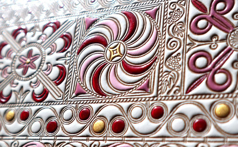 【文庫屋大関】マカロンポーチ 錦紗＜ピンク＞【皮革工芸品】 ポーチ ミニポーチ 小物入れ アクセサリー入れ イヤホン入れ 収納 保管ケース 手のひらサイズ  本革 革 皮革 工芸品 工芸 雑貨 ギフト プレゼント 日本製 東京