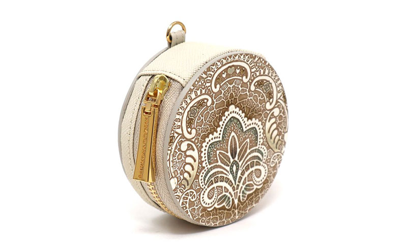 【文庫屋大関】マカロンポーチ アンティークレース＜オリーブ＞【皮革工芸品】 ポーチ ミニポーチ 小物入れ アクセサリー入れ イヤホン入れ 収納 保管ケース 手のひらサイズ  本革 革 皮革 工芸品 工芸 雑貨 ギフト プレゼント 日本製 東京