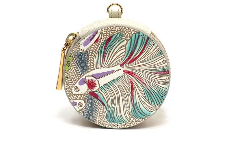 【文庫屋大関】マカロンポーチ ラビリンスフィッシュ＜グリーン＞【皮革工芸品】 ポーチ ミニポーチ 小物入れ アクセサリー入れ イヤホン入れ 収納 保管ケース 手のひらサイズ  本革 革 皮革 工芸品 工芸 雑貨 ギフト プレゼント 日本製 東京