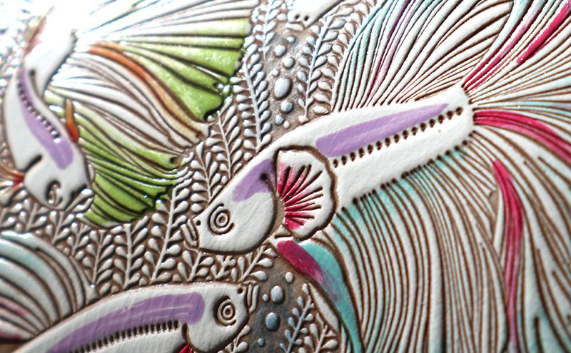 【文庫屋大関】マカロンポーチ ラビリンスフィッシュ＜グリーン＞【皮革工芸品】 ポーチ ミニポーチ 小物入れ アクセサリー入れ イヤホン入れ 収納 保管ケース 手のひらサイズ  本革 革 皮革 工芸品 工芸 雑貨 ギフト プレゼント 日本製 東京