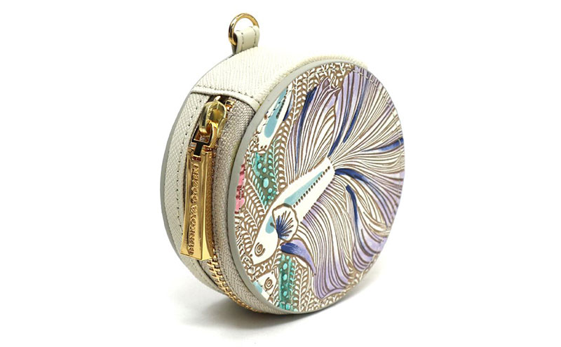 【文庫屋大関】マカロンポーチ ラビリンスフィッシュ＜パープル＞【皮革工芸品】 ポーチ ミニポーチ 小物入れ アクセサリー入れ イヤホン入れ 収納 保管ケース 手のひらサイズ  本革 革 皮革 工芸品 工芸 雑貨 ギフト プレゼント 日本製 東京