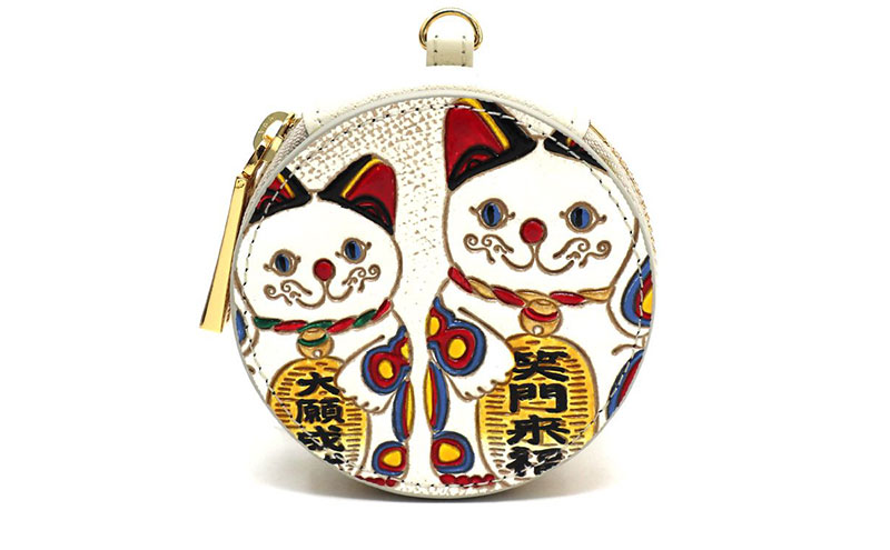 【文庫屋大関】マカロンポーチ 招き猫【皮革工芸品】 ポーチ ミニポーチ 小物入れ アクセサリー入れ イヤホン入れ 収納 保管ケース 手のひらサイズ  本革 革 皮革 工芸品 工芸 雑貨 ギフト プレゼント 日本製 東京