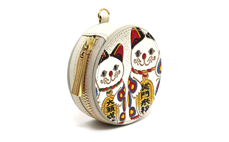 【文庫屋大関】マカロンポーチ 招き猫【皮革工芸品】 ポーチ ミニポーチ 小物入れ アクセサリー入れ イヤホン入れ 収納 保管ケース 手のひらサイズ  本革 革 皮革 工芸品 工芸 雑貨 ギフト プレゼント 日本製 東京
