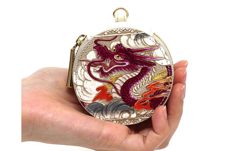 【文庫屋大関】マカロンポーチ 龍＜ワイン＞【皮革工芸品】 ポーチ ミニポーチ 小物入れ アクセサリー入れ イヤホン入れ 収納 保管ケース 手のひらサイズ  本革 革 皮革 工芸品 工芸 雑貨 ギフト プレゼント 日本製 東京