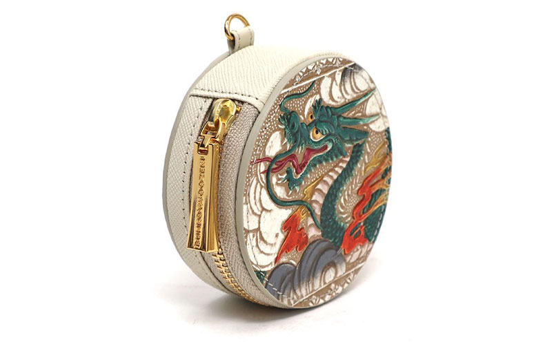 【文庫屋大関】マカロンポーチ 龍＜緑＞【皮革工芸品】 ポーチ ミニポーチ 小物入れ アクセサリー入れ イヤホン入れ 収納 保管ケース 手のひらサイズ  本革 革 皮革 工芸品 工芸 雑貨 ギフト プレゼント 日本製 東京