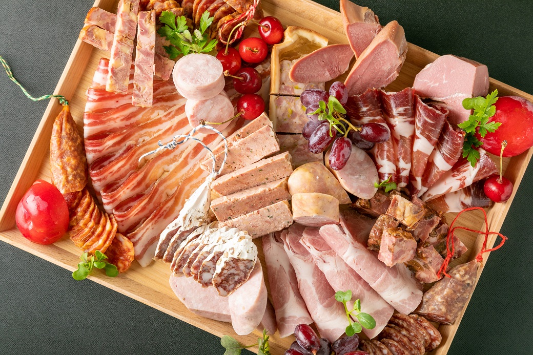 詰め合わせ 2ヵ月に1回お届け 1年間で全6回 定期便セット”un" 定期便 セット ギフト 肉 お肉 豚肉 加工品 サラミ ソーセージ つまみ おつまみ 冷蔵 愛知 愛知県 日進市