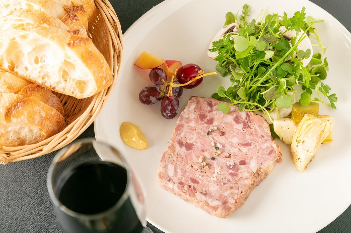 詰め合わせ 3ヵ月に1回お届け 1年間で全4回 定期便プラン”deux” 定期便 セット ギフト 肉 お肉 豚肉 加工品 サラミ ソーセージ つまみ おつまみ 冷蔵 愛知 愛知県 日進市