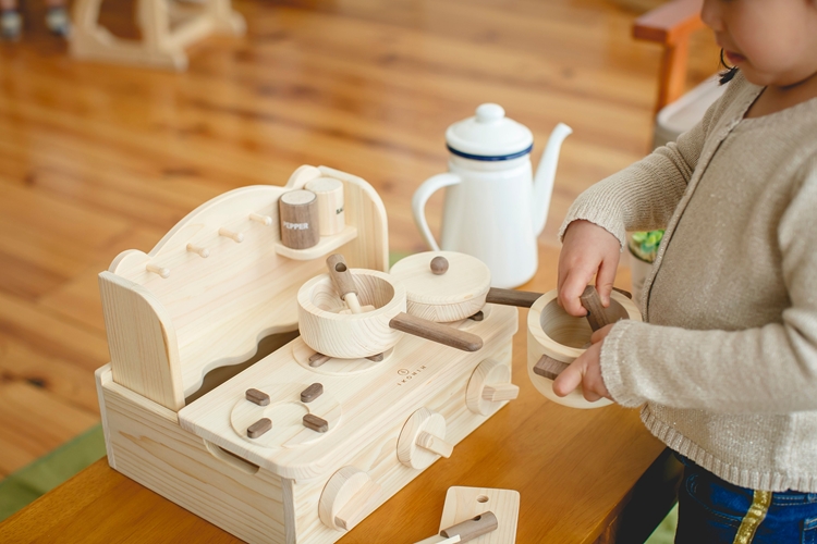 IKONIH ミニキッチン ｜ おもちゃ 子供 こども オモチャ 玩具 プレゼント お祝い 木 出産祝い 安全 オーガニックトイ ファーストトイ ままごど おままごと キッチン アイコニー