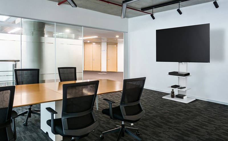 テレビ台 スタンドテレビ台 UTS-700R-OW オフホワイト テレビスタンド ハイタイプ おしゃれ アイリスオーヤマ テレビ台 壁掛け風 テレビ台 木目調 テレビボード スタンドテレビ台 省スペース スリム 高さ調節 自立 新生活 65型 65インチ