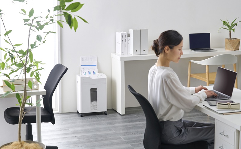 シュレッダー オートフィードシュレッダー AFSB60M アイリスオーヤマ 電動 マイクロクロスカット キャスター付き コンパクトリバース機能 自動 細断 手差し対応 オートクリーニング A4