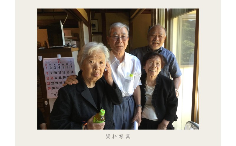 ご遺影を高級感のある油絵で細密に描きます（53×45cm・背景無地）