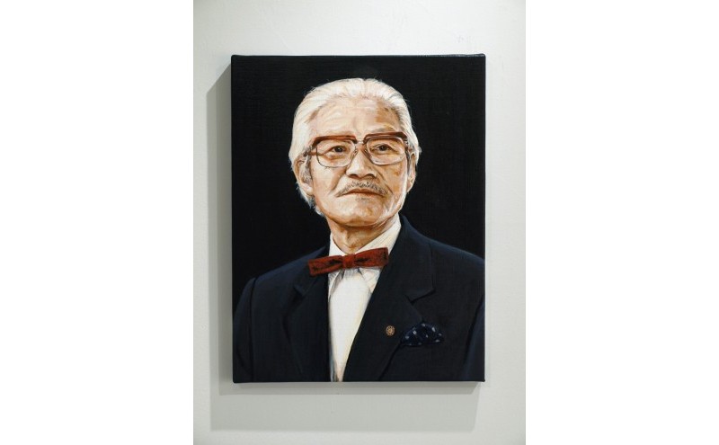ご遺影を高級感のある油絵で細密に描きます（53×45cm・背景無地）