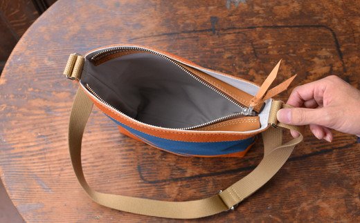 ハンドメイド　八幡帆布鞄　ショルダーバッグ　タテ型　琵琶湖ブルー　名入れ可　【CC09W】

