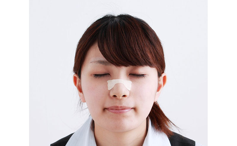 【50枚入り×4箱】鼻腔拡張テープ 肌色 50枚入 BKT-50Ｈ 肌色 アイリスオーヤマ メガネ拭き 個包装 クリーナー メガネクロス くもり止め  使い捨て メガネ 眼鏡クリーナー 曇らない スマホ タブレット