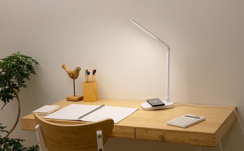 LEDデスクライトQi充電シリーズ 平置きタイプ 調光 LDL-QFD-W ホワイト デスクライト LED 調光 ワイヤレス充電 おしゃれ アイリスオーヤマ コンパクト 折りたたみ式 Qi充電 勉強 テレワーク