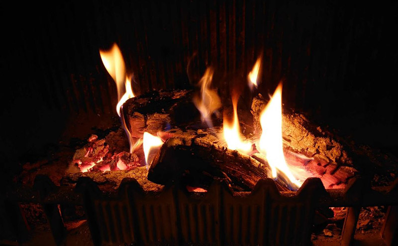 北海道産 薪ストーブ用 ミズナラ薪 10kg（30～35cm/1本）TOKACHI FIRE WOOD【 薪 広葉樹 ナラ 焚き火 ストーブ キャンプ ピザ窯 暖炉 サウナ 乾燥薪 焚き付け 太割 アウトドア グランピング BBQ 北海道 十勝 幕別 】