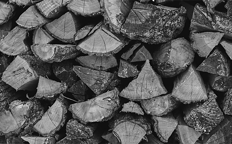 北海道産 薪ストーブ用 ミズナラ薪 10kg（30～35cm/1本）TOKACHI FIRE WOOD【 薪 広葉樹 ナラ 焚き火 ストーブ キャンプ ピザ窯 暖炉 サウナ 乾燥薪 焚き付け 太割 アウトドア グランピング BBQ 北海道 十勝 幕別 】