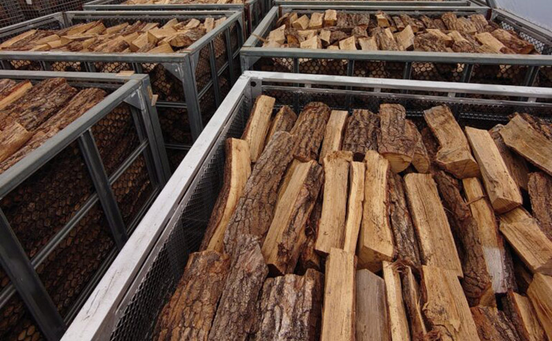 北海道産 薪ストーブ用 ミズナラ薪 25kg（30～35cm/1本）TOKACHI FIRE WOOD【 薪 広葉樹 ナラ 焚き火 ストーブ キャンプ ピザ窯 暖炉 サウナ 乾燥薪 焚き付け 太割 アウトドア グランピング BBQ 北海道 十勝 幕別 】