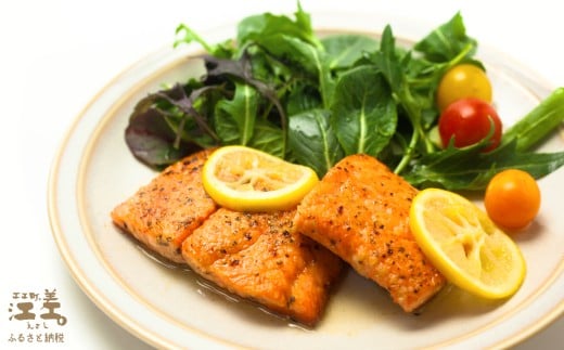 北海道江差町のふるさと納税 【完売御礼】【訳あり】北海道産 サーモン お刺身用ブロック 1kg（約10～14パック前後）　日本海 かもめ島海面養殖　純国産 ブランドサーモン『江さしっ子 繁虎』　衝撃の口どけ　とろける脂　生食可　冷凍　小分け　個包装　トラウトサーモン　刺身　サーモンステーキ　カルパッチョ　海鮮　鮭　さけ　シャケ　しゃけ　さーもん　切り落とし　規格外